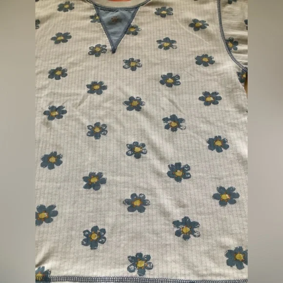 LAST CHANCE Vintage Flower Print Crew Neck Tshirt - Picture 2 of 6